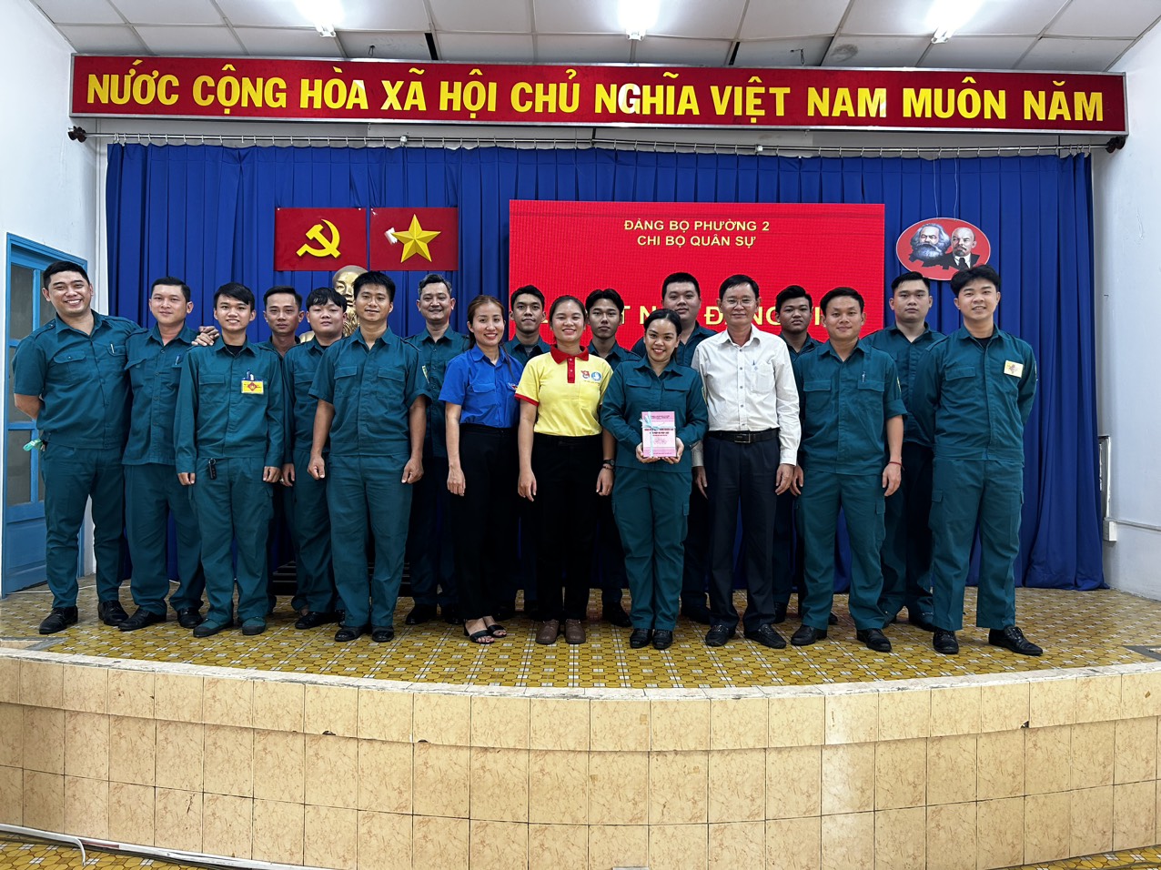 Image: Chi bộ Quân sự Phường 2 tổ chức Lễ kết nạp Đảng viên cho quần chúng ưu tú Nguyễn Thị Thanh Hằng - chiến sĩ dân quân thường trực phường.