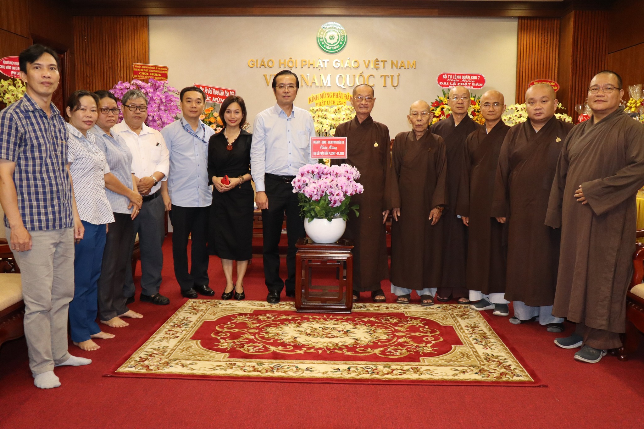 Image: Đoàn lãnh đạo Quận ủy - Ủy ban nhân dân - Ủy ban MTTQ Việt Nam Quận 10 đến thăm, chúc mừng các có sở Phật giáo trên địa bàn Quận 10 nhân Đại lễ Phật lịch 2567 - Dương lịch 2023.